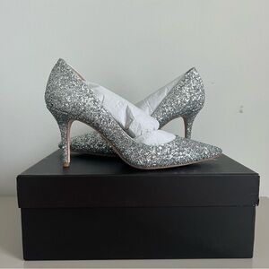 Badgley Mischka Women's Silver Glitter Pointed Toe Daisy D'Orsay Pump Heels